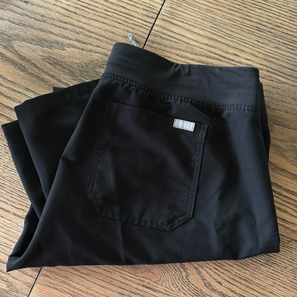 Women’s FIGS black straight leg scrub pants